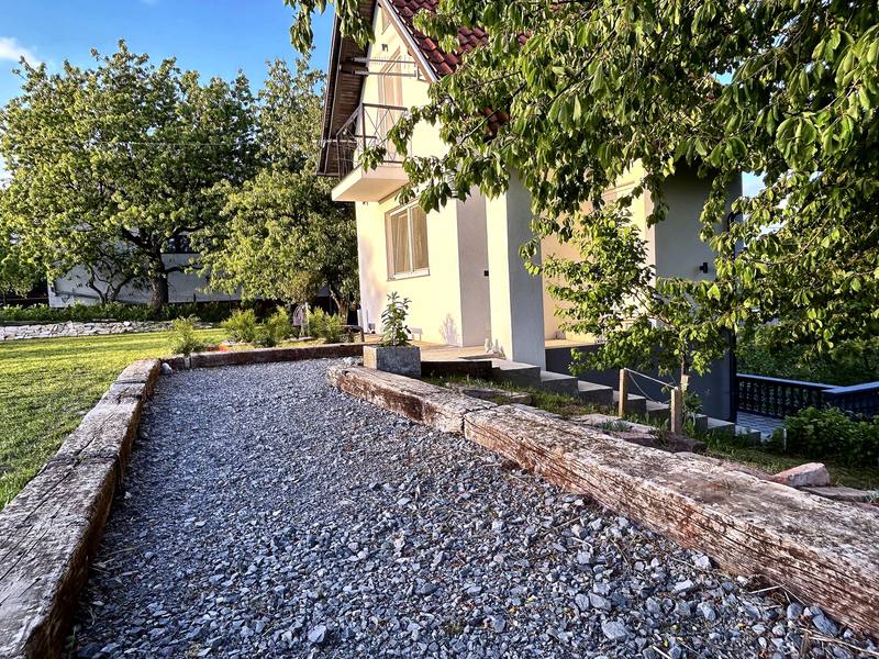 Šljunčana staza uz kuću