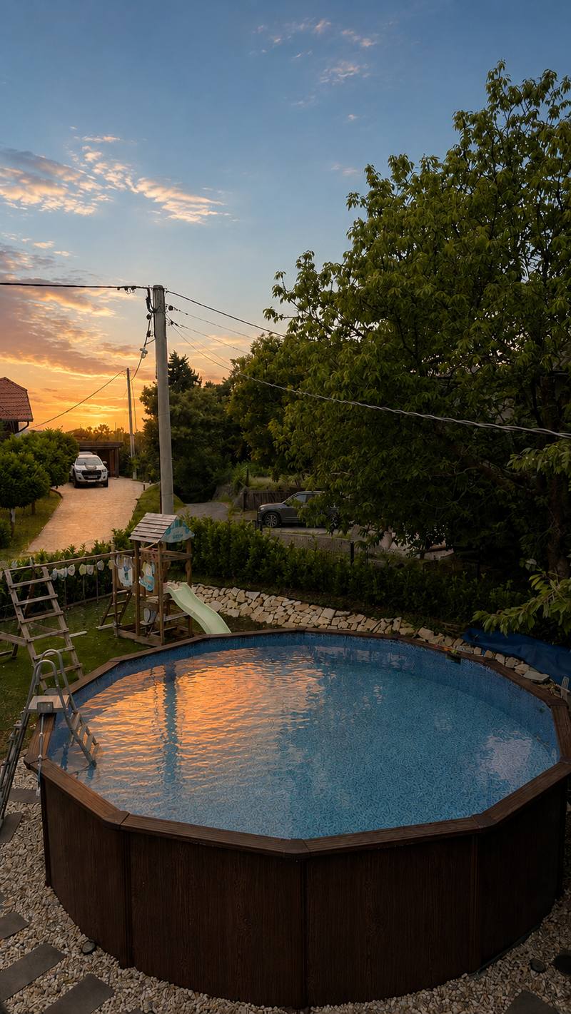Bazen i dječje igralište u zalasku sunca