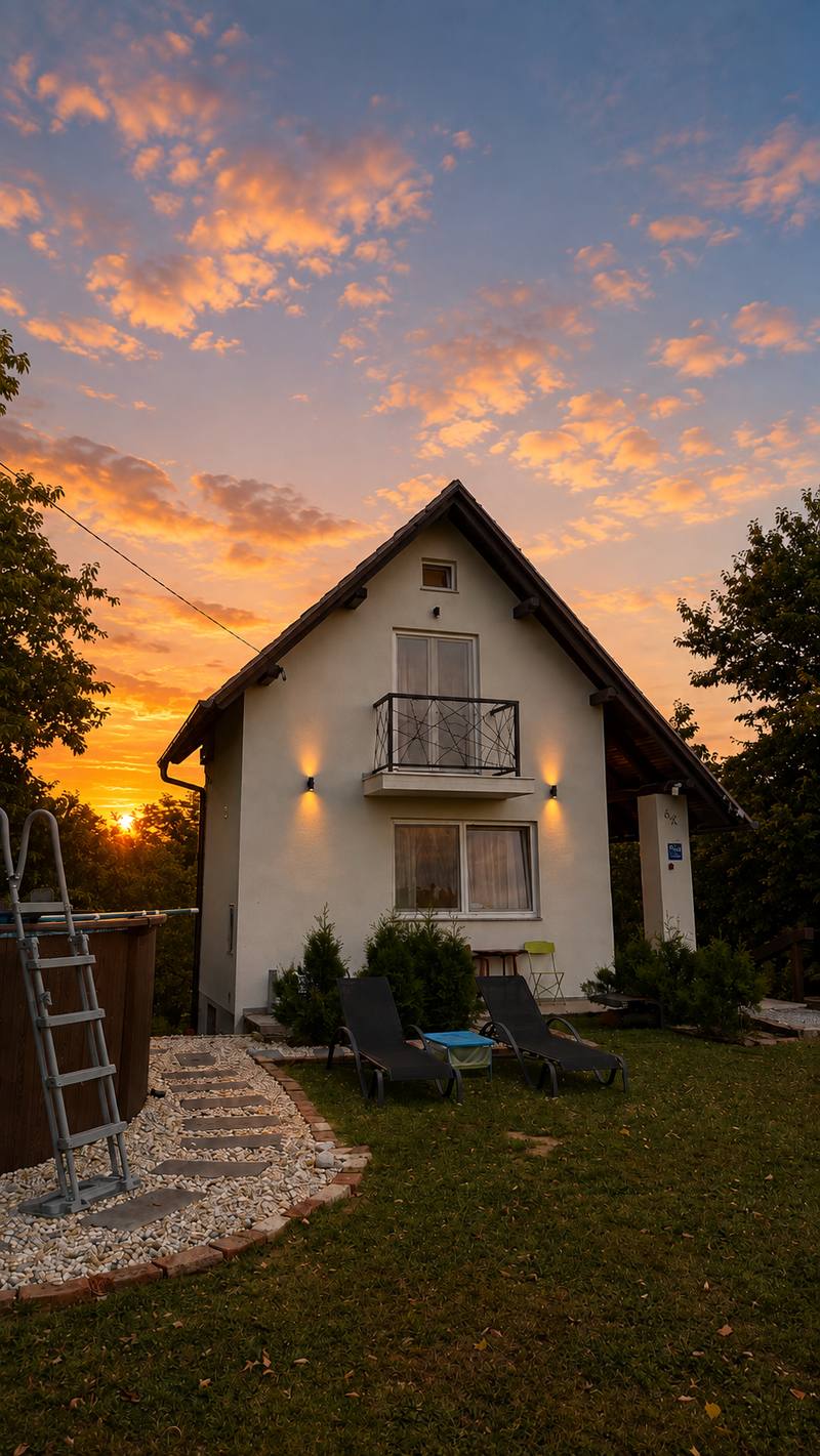 Kuća Tri Trešnje u zalasku sunca, s upaljenim vanjskim svjetlima
